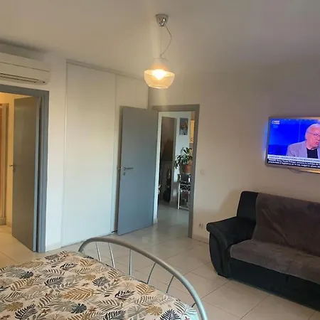 Trés Bel De 105 M2 Et 45 M2 De Terrasse à 100 M Du Port Apartamento