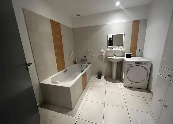 Trés Bel De 105 M2 Et 45 M2 De Terrasse à 100 M Du Port